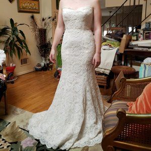Monique Lhuillier  Bliss Lace Gown